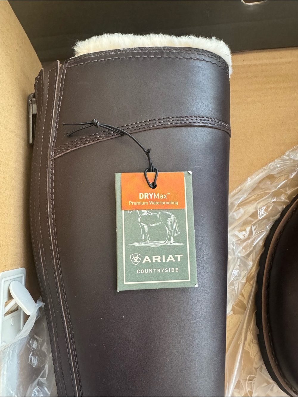 NWT 🔥Ariat Dark Brown Leather Boots with Cream Shearling Cuff - Picture 3 of 8